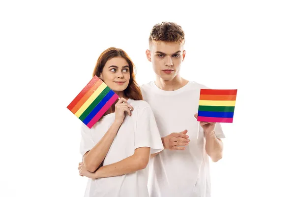 Casal em t-shirts brancas Bandeira lgbt transgênero minorias sexuais — Fotografia de Stock