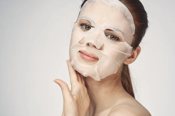 Mulher em máscara cosmética facial cuidados da pele rejuvenescimento — Fotografia de Stock