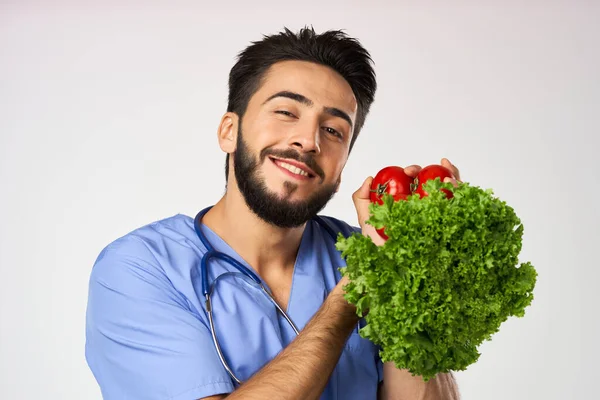 Homme médecin nutritionniste avec des légumes dans les mains alimentation saine — Photo