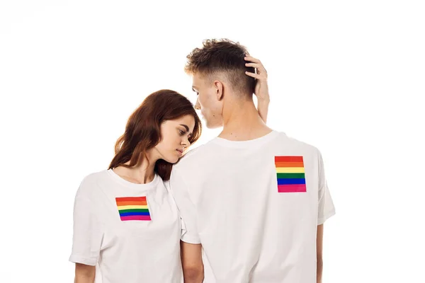 Para w białych t-shirtach Flaga lgbt transpłciowe mniejszości seksualne — Zdjęcie stockowe