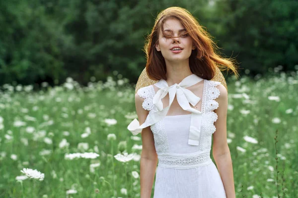 Mulher de vestido branco em um campo andar flores vintage natureza — Fotografia de Stock