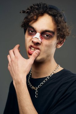 Kırık burunlu dövüşçü boks antrenmanı yapıyor. Saldırı yaralanması.