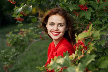 Gülümseyen kadın kırmızı dudaklar doğaya taze hava verir yaz mevsimi