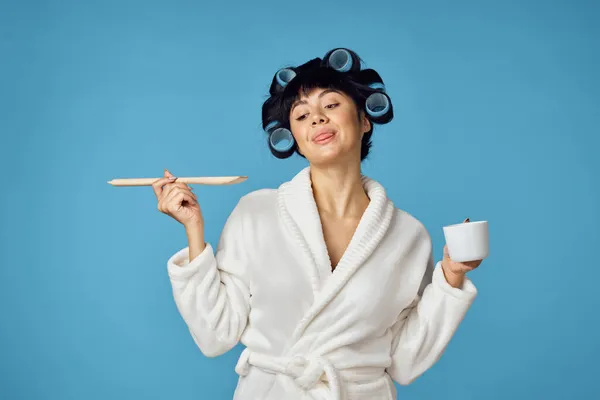 Vrouw in witte badjas keukengerei huiswerk — Stockfoto