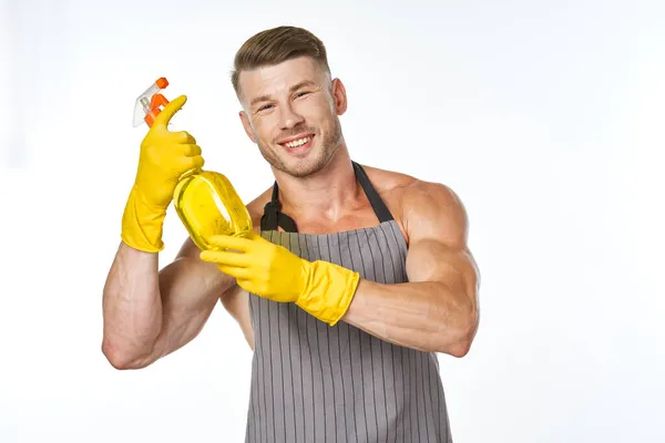 Man met schort wasmiddel schoonmaak poseren — Stockfoto