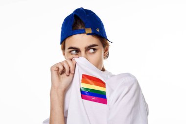 Beyaz tişört giyen kadın lgbt bayrak mucidi topluluğu