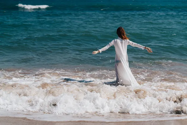 Donna in abito bianco vicino all'oceano camminare aria fresca paesaggio — Foto Stock
