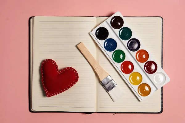 Akrilik boya fırçalar sanat eserleri soyut kağıt pembe arka plan — Stok fotoğraf