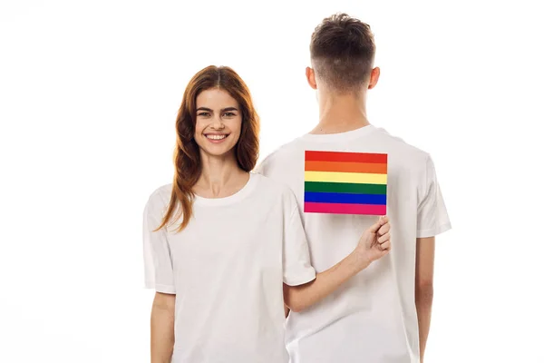 Jeune couple lgbt drapeau transgenre style de vie lumière arrière-plan — Photo