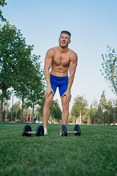 Homme sportif dans le parc exercice crossfit séance d'entraînement — Photo