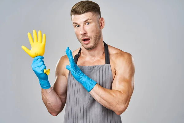 Mannelijke schonere rubberen handschoenen poseren dienst huishoudelijk werk — Stockfoto