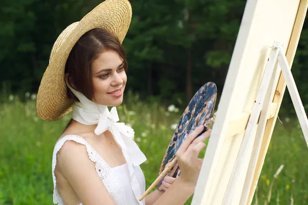 Mulher de vestido branco ao ar livre artista desenho cavalete — Fotografia de Stock