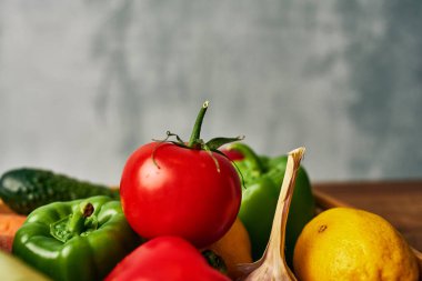 Sebzeler organik gıda mutfak ürünlerini yakın plan çeker.