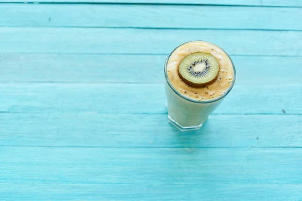Фруктовый десерт витамины смузи свежий деликатес синий фон — стоковое фото