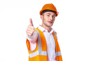Turuncu üniformalı işçi inşaatta poz veriyor