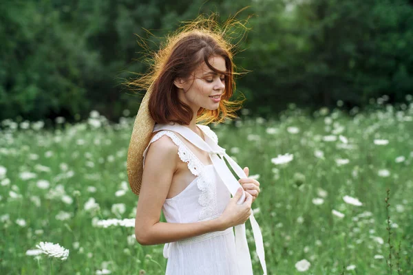 Frau im weißen Kleid Blumen Natur Spaziergang Charme — Stockfoto