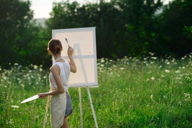 Kadın sanatçı doğa sanat yaratıcılığı pikniği çiziyor
