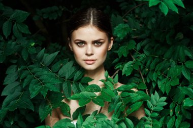 Güzel kadın cilt bakımı çıplak omuzlar yeşil yapraklar doğaya yakın çekim