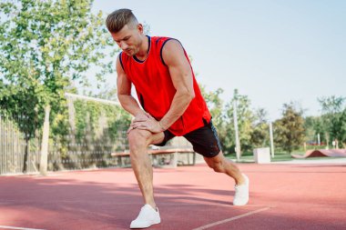 Spor sahası egzersizlerinde kaslı sporcular.