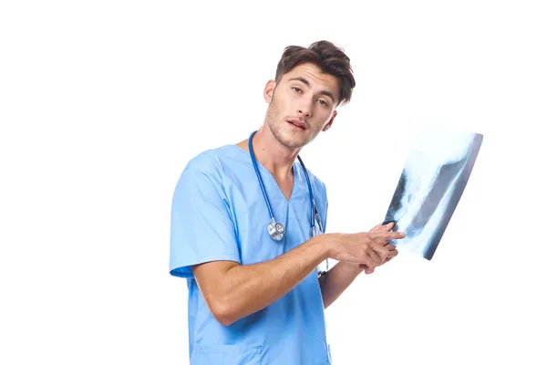 Médico masculino tratamento de pacientes medicina hospitalar fundo isolado — Fotografia de Stock