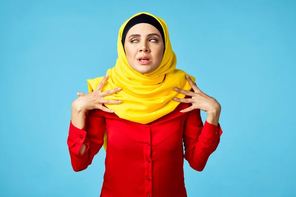 Muzułmanka w hidżab zakupy rozrywka niebieski tle — Zdjęcie stockowe