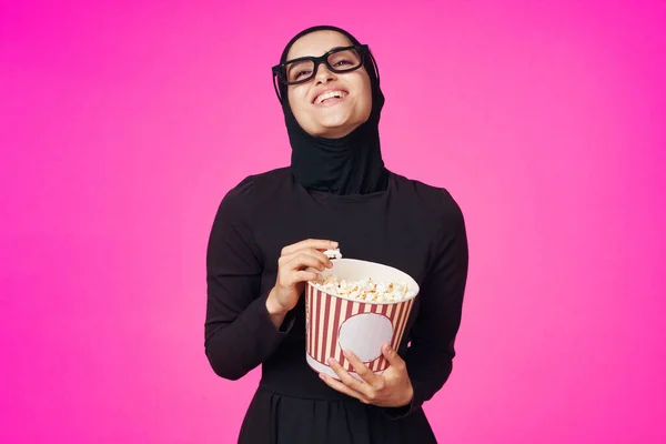 ムスリム女性楽しいポップコーンエンターテイメントファッション隔離された背景 — ストック写真