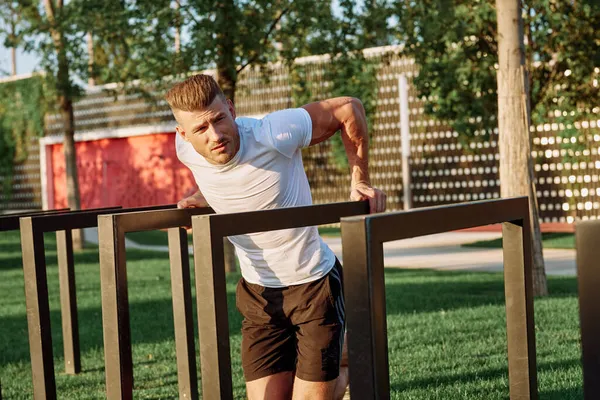 놀이터에서 남자 가 운동장에서 운동하는 모습 — 스톡 사진