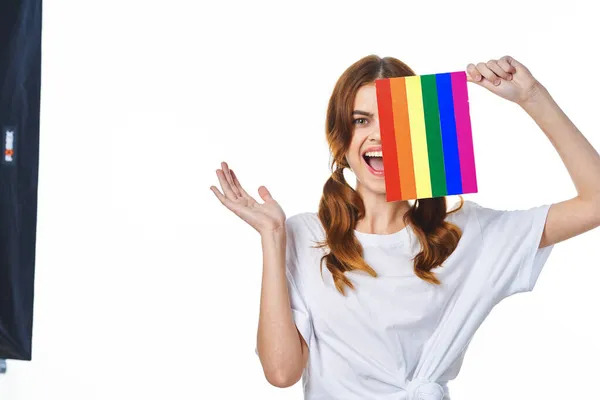 Mujer vistiendo camiseta blanca lgbt Bandera comunidad transgénero Protesta —  Fotos de Stock