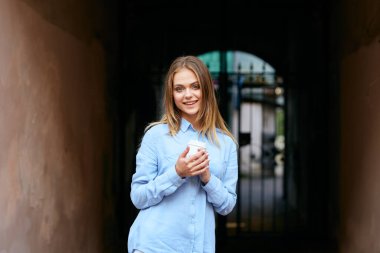 Kadınlar sokak hayatı pozu vererek bardaklarını içerler.