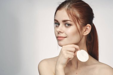 Çıplak omuzlu, pamuklu, temiz ciltli bir kadın.