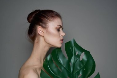 Çekici kadın palmiye yaprağı çıplak omuzlar açık ten stüdyo modeli