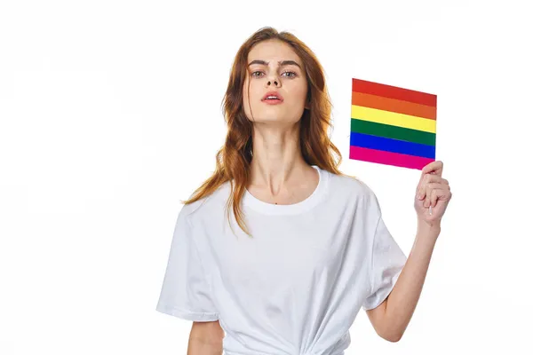 Vrouw in wit t-shirt lgbt vlag transgender gemeenschap protest — Stockfoto