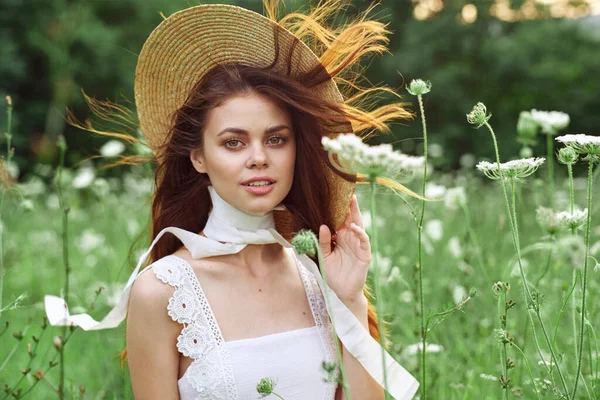 Kvinna med hatt i ett fält av blommor natur frihet — Stockfoto