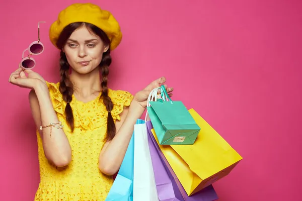 Donna glamour con borse multicolore posa sfondo isolato — Foto Stock
