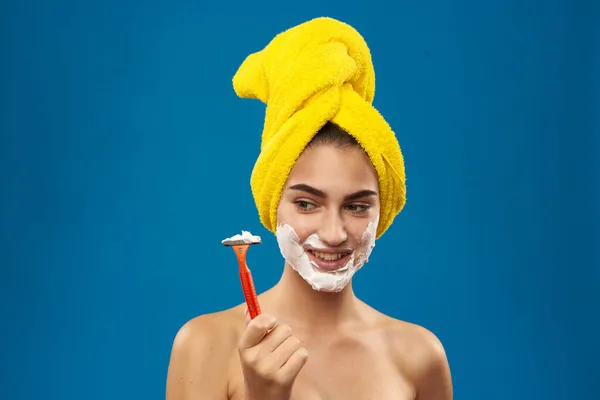 Csinos nő csupasz vállak tiszta bőr borotválkozás zuhany Életmód — Stock Fotó