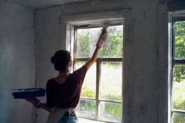 Kadın boyacı, duvar boyası ev dekorasyonu.