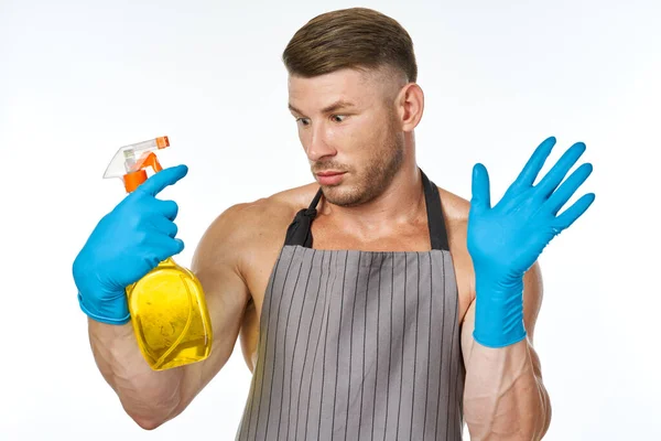 Man in schort schoonmaakmiddel schoonmaak dienst lichte achtergrond — Stockfoto