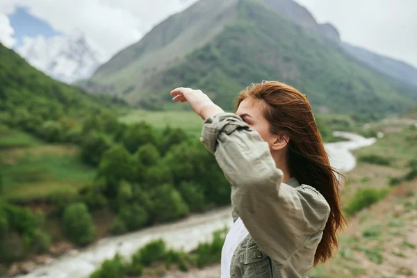 Mulher caminhante montanhas paisagem viagens ar fresco — Fotografia de Stock