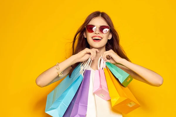 Glamorös kvinna med paket i händer Shopaholic isolerad bakgrund — Stockfoto
