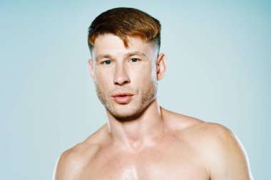 Havalı vücut egzersizi yapan yakışıklı sporcu.