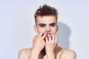 Erkek transseksüel kadın makyaj stüdyosu pozu