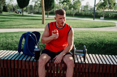 Spor salonundaki sporcu egzersiz motivasyonu.
