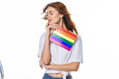 Beyaz tişört giyen kadın lgbt bayrak mucidi topluluğu