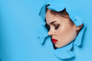 Kadın yüzü kırmızı dudaklar portre cazibesi sergiliyor