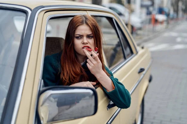 Mujer espiando fuera de coche viaje estilo de vida moda —  Fotos de Stock