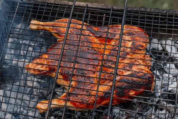 야외에서 구운 닭고기로 숯을 요리하는 모습 — 스톡 사진