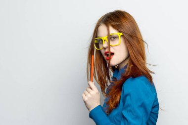 Mavi gömlekli, sarı gözlüklü iş kadını duyguları.