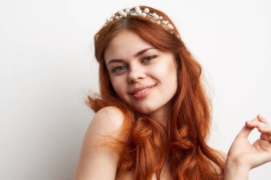 Başında çıplak omuzlarıyla poz veren çekici bir kadın.