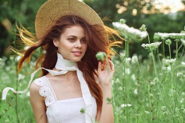 Çiçek tarlasında şapkalı kadın doğa özgürlüğü.