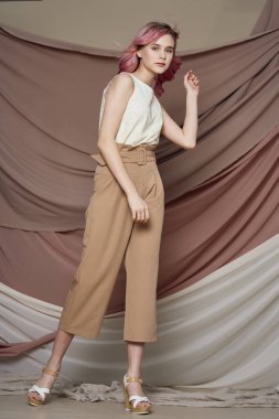 Güzel kadın pembe saç süslemesi yaz tarzı moda.